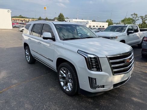 Used 2018 Cadillac Escalade Premium Luxury AWD/4WD image 4