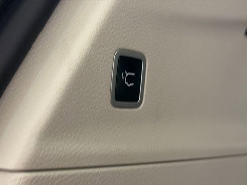 Used 2024 Chrysler Pacifica Touring-L FWD image 9