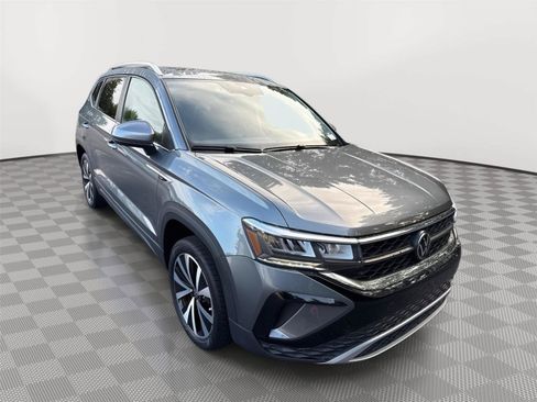 Used 2023 Volkswagen Taos SE w/ Panoramic Sunroof Package FWD image 4