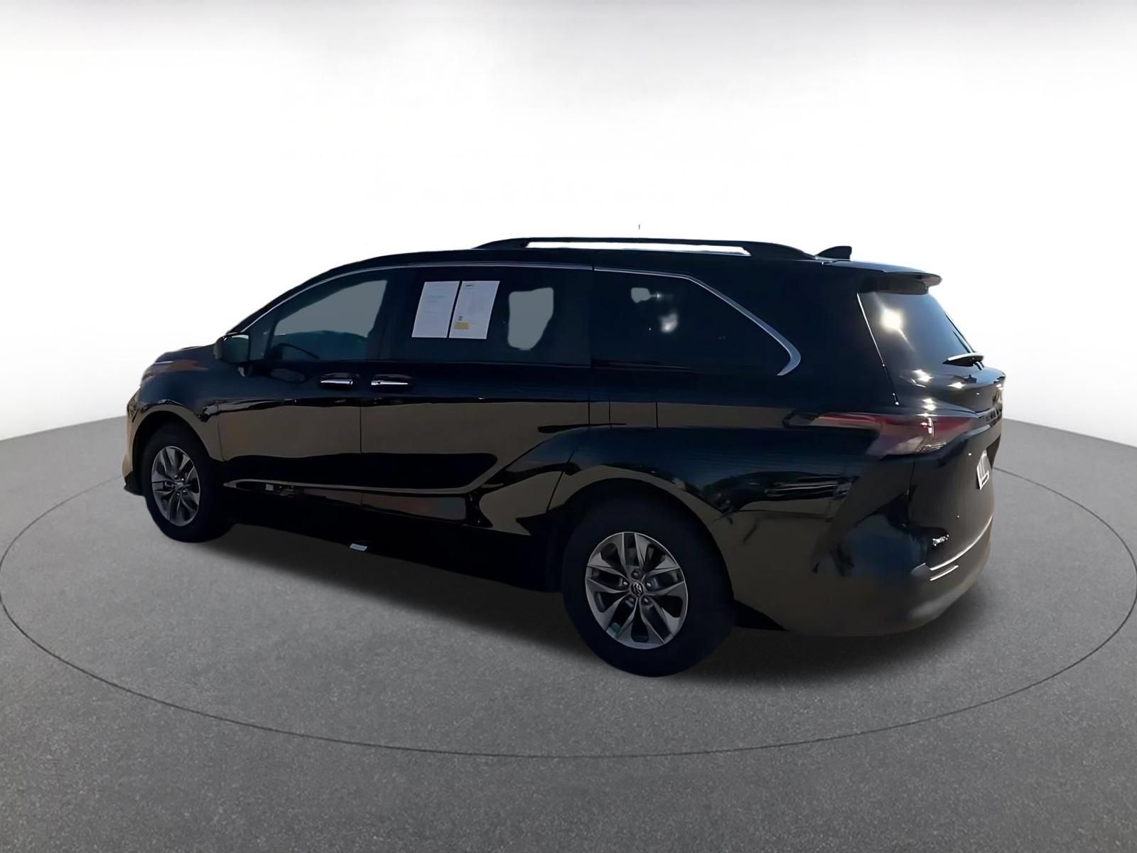 Used 2025 Toyota Sienna XLE FWD image 9