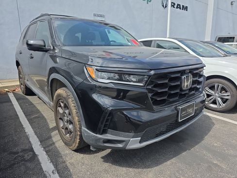 Used 2025 Honda Pilot TrailSport image 1