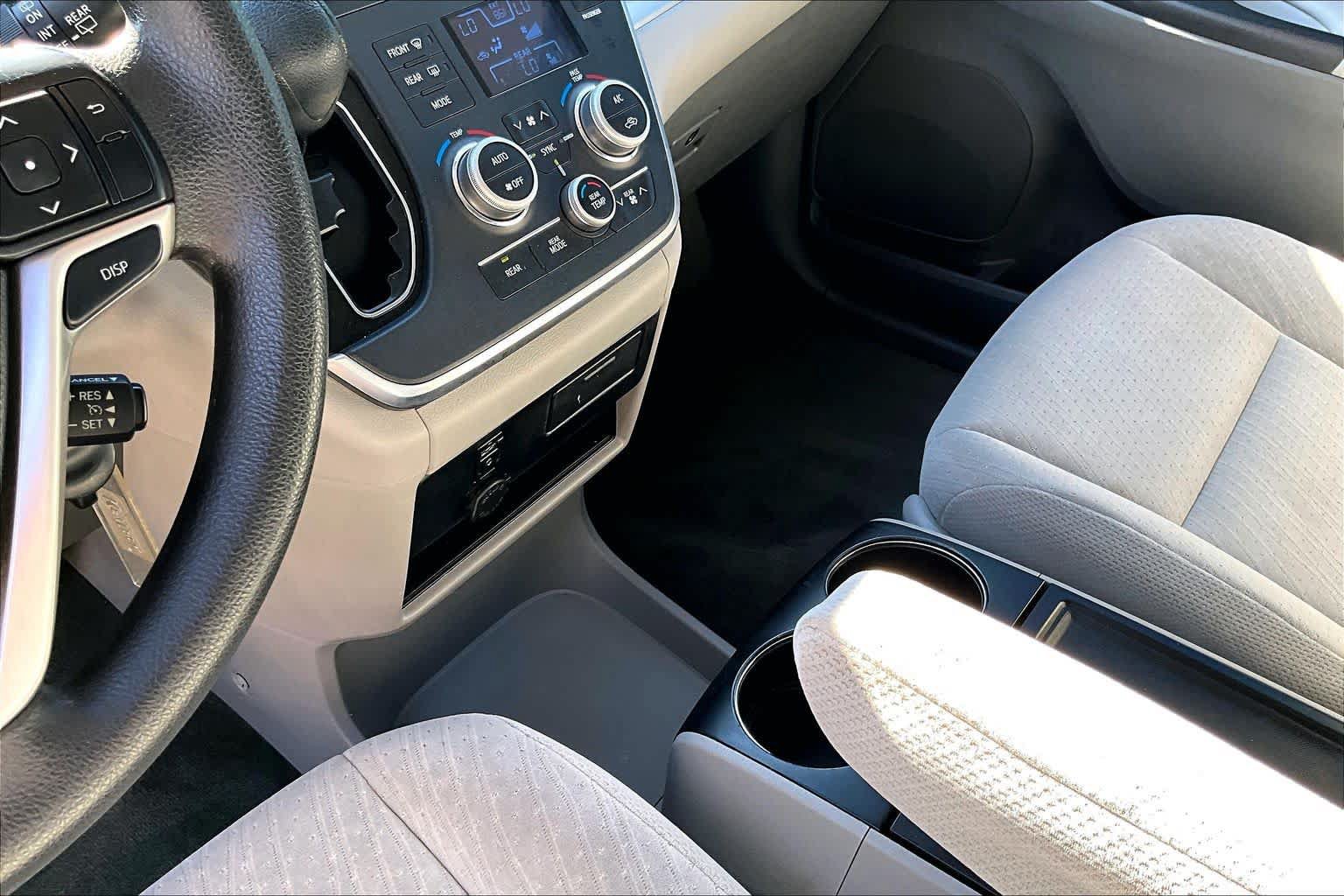 Used 2017 Toyota Sienna LE w/ Protection Package FWD image 14