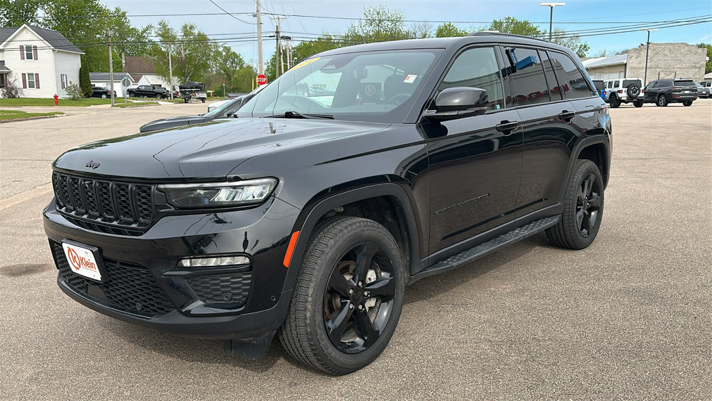 Used 2024 Jeep Grand Cherokee Limited w/ Luxury Tech Group II AWD/4WD image 3
