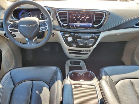 Used 2023 Chrysler Pacifica Touring-L AWD/4WD image 24