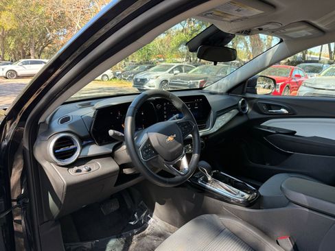 Used 2025 Chevrolet Trax LT w/ LT Convenience Package image 29