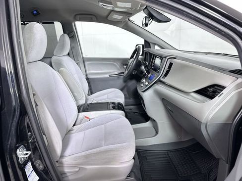 Used 2020 Toyota Sienna LE image 27