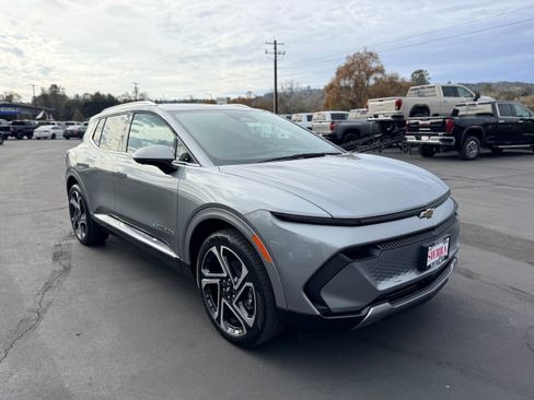 New 2026 Chevrolet Equinox EV LT image 3