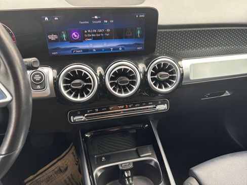 Used 2025 Mercedes-Benz GLB 250 4MATIC image 17