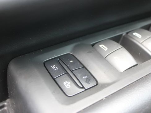 Used 2023 GMC Yukon XL SLT AWD/4WD image 30
