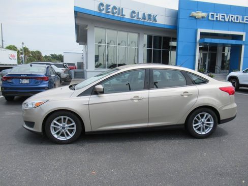 Used 2018 Ford Focus SE FWD image 2