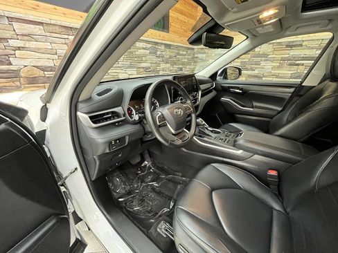 Used 2023 Toyota Highlander XLE AWD/4WD image 34