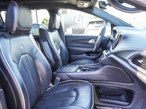 Used 2022 Chrysler Pacifica Limited w/ Uconnect Theater Family Group FWD image 18