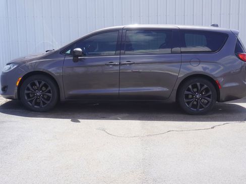 Used 2020 Chrysler Pacifica Touring w/ S Appearance Package FWD image 3