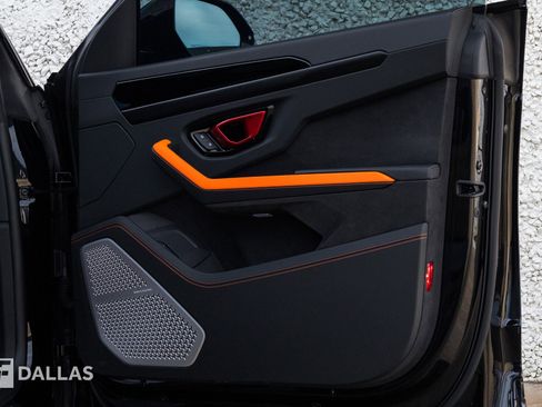 Used 2025 Lamborghini Urus SE image 40