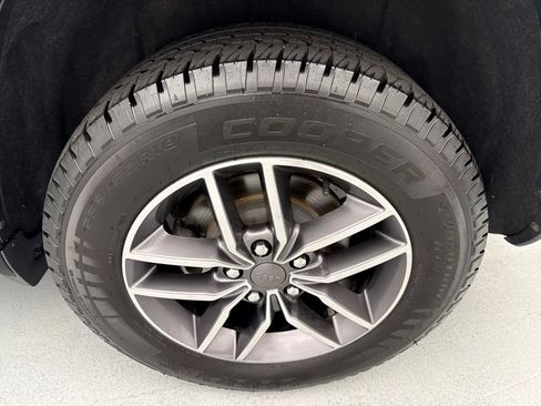 Used 2020 Jeep Grand Cherokee Laredo w/ 18" Wheel & 8.4" Radio Group RWD image 6