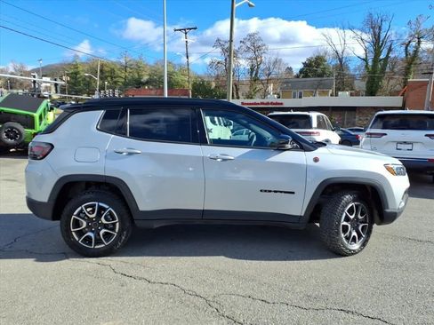 Used 2025 Jeep Compass Trailhawk w/ Trailhawk Elite Group image 3