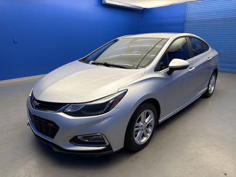 Used 2018 Chevrolet Cruze LT w/ Convenience Package image 4