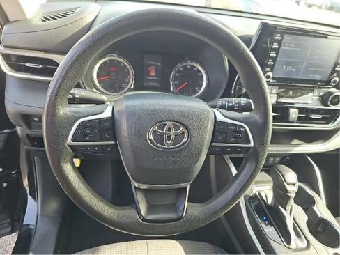 Used 2022 Toyota Highlander L FWD image 5