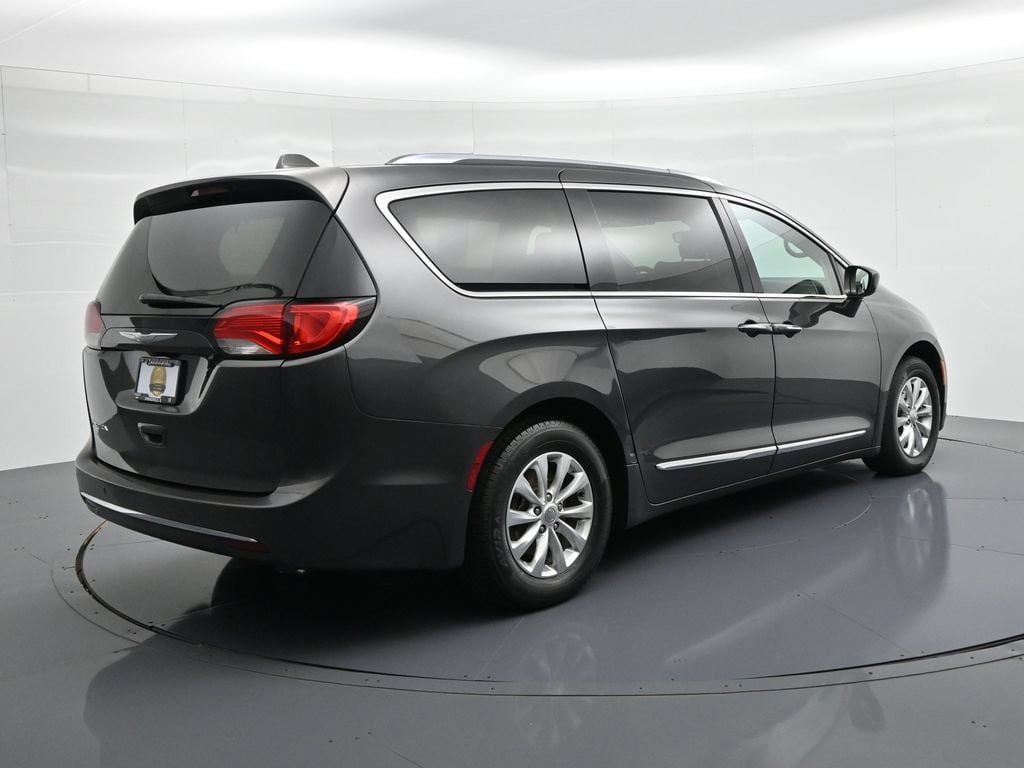 Used 2018 Chrysler Pacifica Touring-L FWD image 6