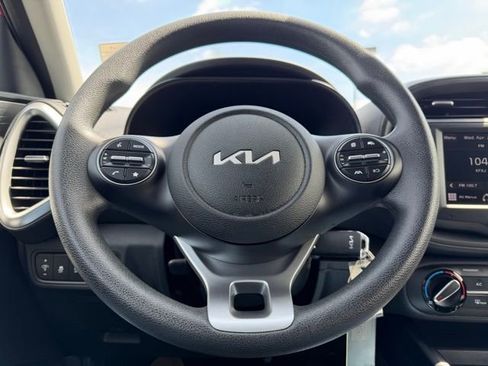 Used 2025 Kia Soul LX w/ LX Technology Package FWD image 16