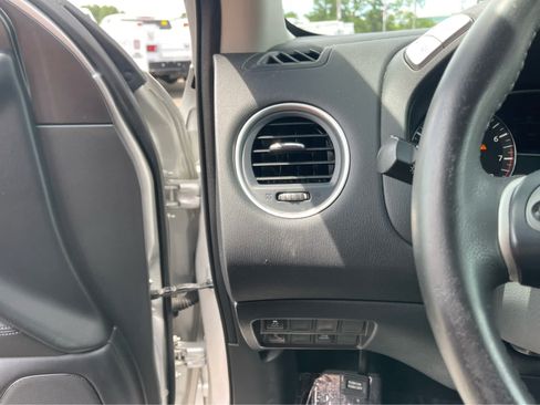 Used 2019 Nissan Pathfinder SV AWD/4WD image 14