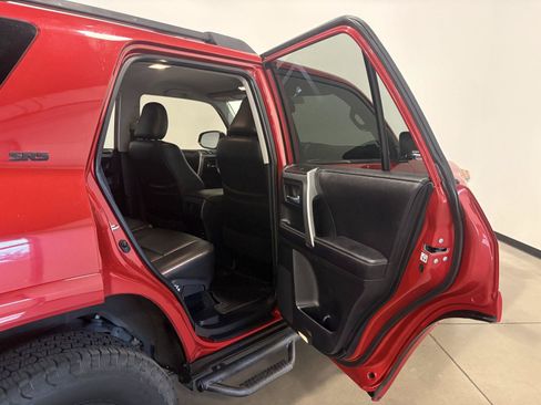 Used 2017 Toyota 4Runner SR5 AWD/4WD image 37