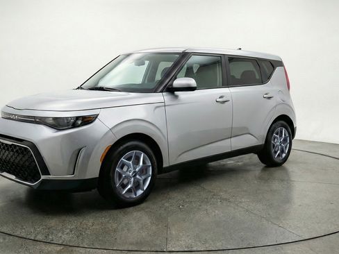 Used 2025 Kia Soul LX w/ LX Technology Package image 2