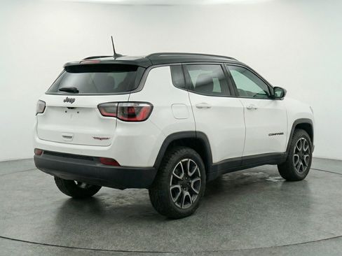 Used 2025 Jeep Compass Trailhawk image 9