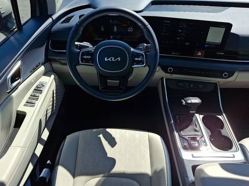 Used 2025 Kia Carnival EX image 12