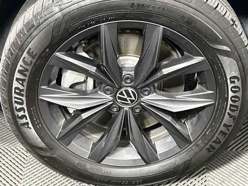 Used 2024 Volkswagen Tiguan SE image 9