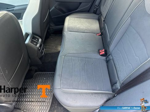 Used 2025 Volkswagen Taos SE w/ Panoramic Sunroof Package FWD image 10