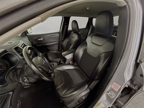 Used 2020 Jeep Cherokee Altitude image 11