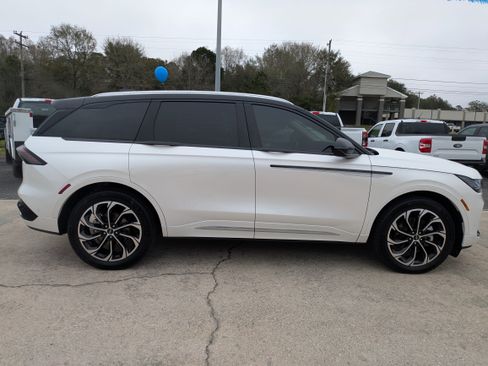 Used 2024 Lincoln Nautilus Reserve image 5