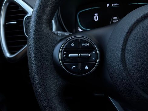 Used 2025 Kia Soul LX w/ LX Technology Package FWD image 31