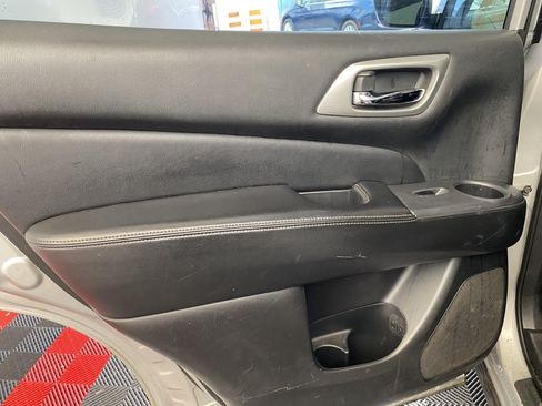 Used 2019 Nissan Pathfinder S AWD/4WD image 12