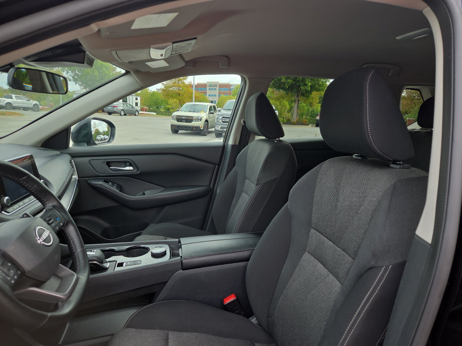 Used 2025 Nissan Rogue SV AWD/4WD image 13