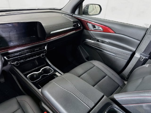 Used 2025 Chevrolet Traverse Z71 AWD/4WD image 23