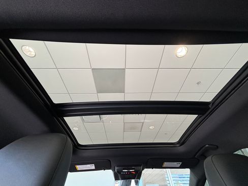 Used 2025 Chevrolet Equinox EV LT w/ Convenience Package II FWD image 4