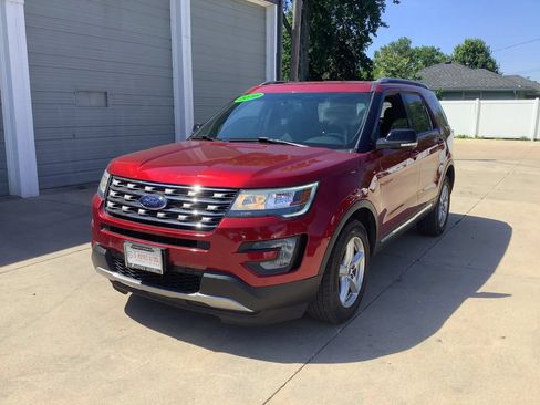 Used 2016 Ford Explorer XLT w/ Equipment Group 201A AWD/4WD image 4