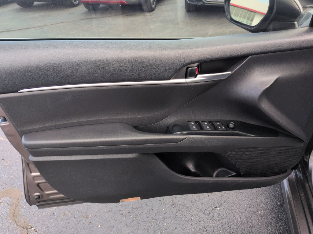 Used 2018 Toyota Camry SE w/ Accessory Appearance Package FWD image 10