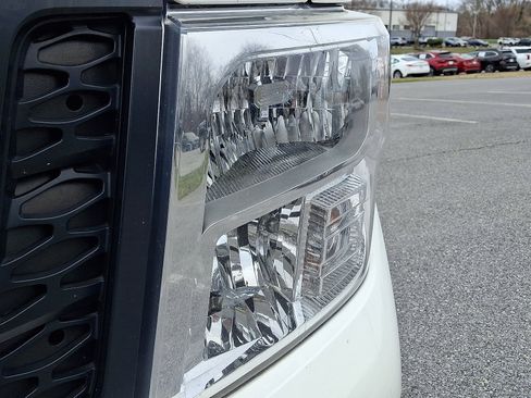 Used 2017 Nissan Titan S image 9