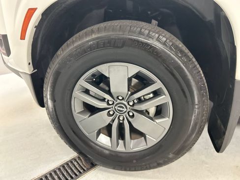 Used 2025 Nissan Frontier SV RWD image 9