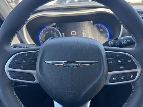 Used 2025 Chrysler Pacifica Select FWD image 14