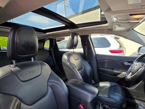 Used 2018 Jeep Cherokee Limited AWD/4WD image 36