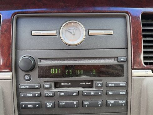 Used 2003 Lincoln Town Car Signature RWD image 33
