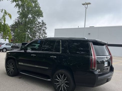 Used 2017 Cadillac Escalade Luxury AWD/4WD image 2