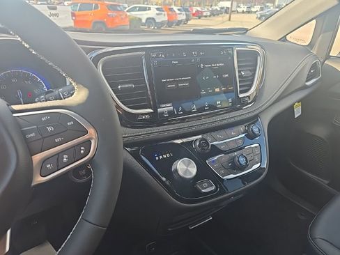 New 2026 Chrysler Pacifica Select FWD image 16