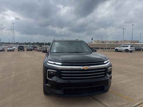 Used 2025 Chevrolet Traverse LT image 3