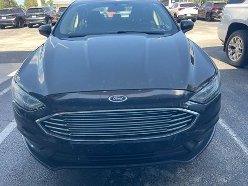 Used 2017 Ford Fusion SE FWD image 2