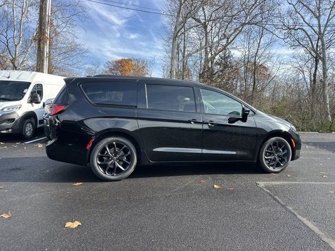 New 2026 Chrysler Pacifica Limited w/ S Appearance Package image 18